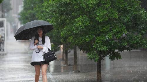 Japon: une tempête tropicale frappe Tokyo, alerte aux inondations