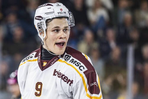 Jesse Puljujaervi (GSHC) reagiert im Eishockey Meisterschaftsspiel der National League zwischen dem SC Bern dem Geneve -Servette HC, am Freitag, 12. September 2025 in der PostFinance Arena in Bern. (KEYSTONE/Til Buergy)