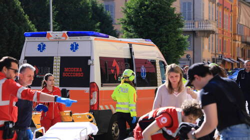 France: une voiture fonce dans la foule à Caen, au moins un mort