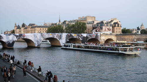 Le Pont Neuf de Paris transformé par l'artiste JR