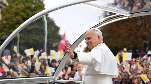 Porté par le succès populaire, Léon XIV est arrivé à Lourdes