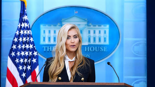 La nouvelle porte-parole de Trump défend son titre d'avocate