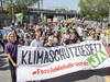 Des centaines de personnes manifestent pour la loi sur le climat