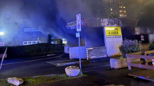 Des véhicules détruits par les flammes dans un parking à Thônex