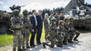 Martin Pfister rend visite aux soldats suisses en Autriche