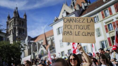 Des centaines de personnes manifestent pour le climat à Fribourg