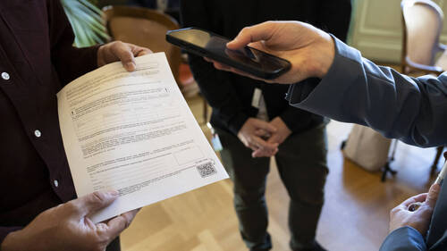 Fausses signatures: la Confédération a bien agi, mais trop tard