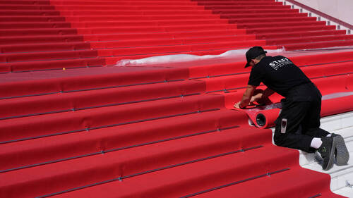 Le festival de Cannes lancé, entre tapis rouge et politique