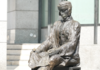 statut de bronze qui rend hommage aux travailleurs clandestins