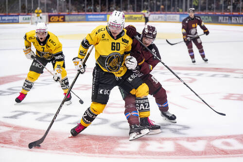 Julius Honka (HCA), gauche, lutte pour le puck avec Sakari Manninen (GSHC), droite, lors de la rencontre du championnat de Suisse de hockey sur glace de National League entre le Geneve-Servette HC et le HC Ajoie le vendredi 18 septembre 2026 a la patinoire des Vernets a Geneve. (KEYSTONE/Jean-Christophe Bott)