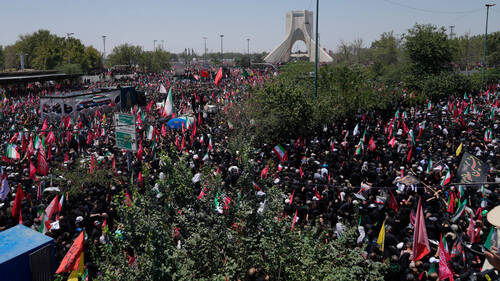 Le centre de Téhéran bondé pour la procession funèbre de Khamenei