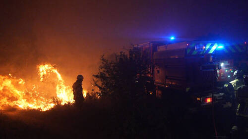 France: la forêt de Fontainebleau, près de Paris, en feu