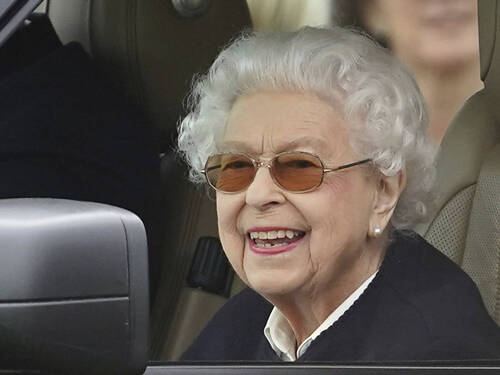Elizabeth II souriante lors d'une rare apparition publique
