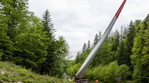 Les pales du parc éolien vaudois "Sur Grati" prennent la route
