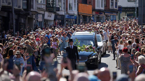 Des milliers de fans accompagnent le cercueil de Bonnie Tyler