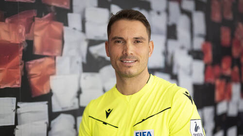 L'arbitre suisse Sandro Schärer au sifflet de PSG - Bayern