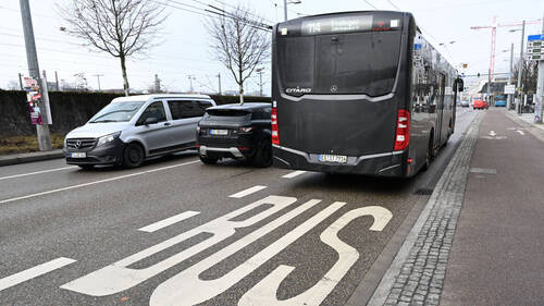 Un adolescent conduit sa petite amie à l'école dans un bus volé