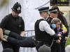 Militants inculpés après l'interruption d'un spectacle à Londres