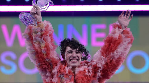 Nemo a retiré le trophée de l’Eurovision de son étagère