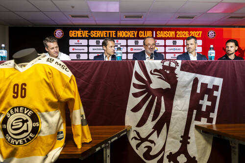Philippe Beachler, center, President of Geneve-Servette HC, between Geneve-Servette's head coach Sam Hallam, left, Marc Gautschi, right, Sport Director of Geneve-Servette HC, Arnaud Jacquemet, 2nd right, General Secretary of the Geneve-Servette HC, and Geneve-Servette's captain Noah Rod, right, talks to the media, during a press conference presenting the team Geneve-Servette HC ahead of the 2026-2027 new regular season of the Swiss National League (NL), in Geneva, Switzerland, Friday, August 28, 2026. (KEYSTONE/Salvatore Di Nolfi)