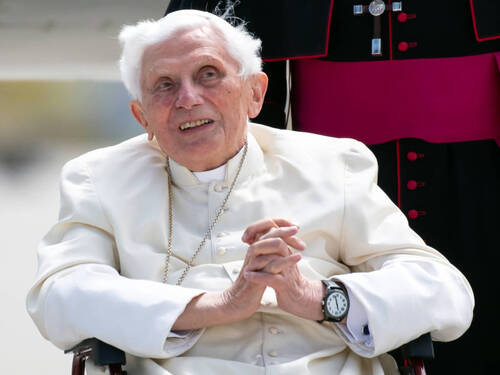 Le pape annonce que Benoît XVI est "gravement malade"