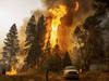 Les pompiers californiens peinent à contenir un violent incendie