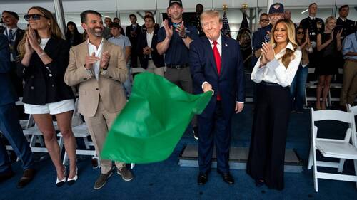 Trump au premier rang d'un grand prix automobile dans Washington