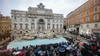 La fontaine de Trevi rouvre et contingente les touristes