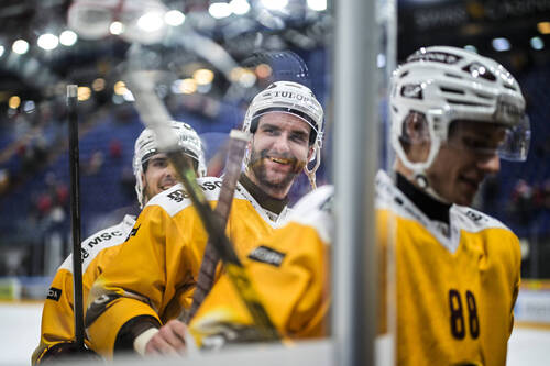 Simon Le Coultre (GSHC), Mitte, nach dem Spiel und seinem Siegtreffer im Eishockey Spiel der National League zwischen den Rapperswil-Jona Lakers (SCRJ) und dem Geneve-Servette HC (GSHC), am Dienstag, 27. Oktober 2026, in der St. Galler Kantonalbank Arena, in Rapperswil-Jona.  (KEYSTONE/Gian Ehrenzeller)