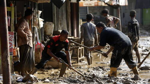 Inondations en Indonésie: le bilan monte à 631 morts