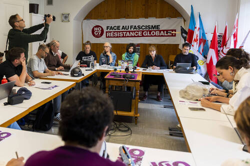 Les membres de la coalition NoG7, de gauche a droite, Alice lefrancois, Joelle Kargul, Teo Frei, Francoise Nyffeler et Joel Varone, s'expriment sur le refus d'autoriser la tenue d'un village alternatif et les menaces sur le droit de manifester le 14 juin par les autorites genevoises concernant le sommet du G7, a Evian-les-Bains en France, lors d'une conference de presse, ce mardi 28 avril 2026 a Geneve. (KEYSTONE/Salvatore Di Nolfi)