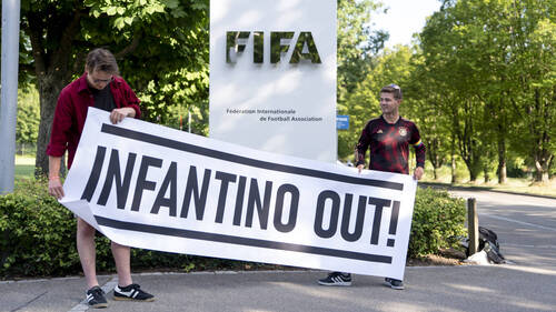 Une poignée de fans de football manifestent à Zurich contre la FIFA