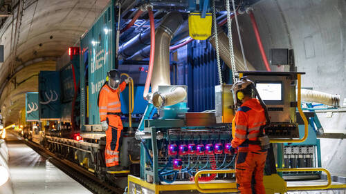 Train-aspirateur en action dans le tunnel de base du Gothard