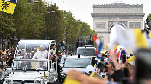 Début de la messe papale devant 700'000 personnes  à Paris