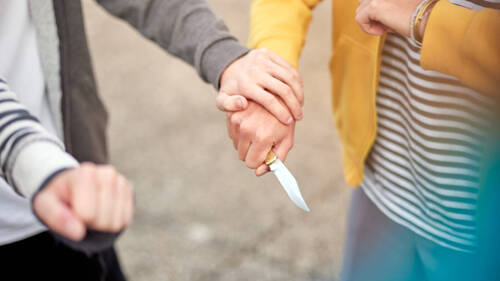 France: professeure poignardée par un élève entre la vie et la mort