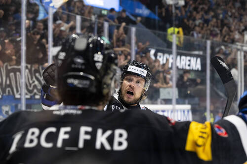 Jacob De la Rose (HCFG), hinter, jubelt nach seinem Tor zum 2-1 mit Christoph Bertschy (HCFG) beim Eishockey Meisterschaftsspiel der National League A zwischen HC Fribourg Gotteron, HCFG, und SC Bern, SCB, am Dienstag, 29. September 2026, in der BCF Arena in Fribourg. (KEYSTONE/Anthony Anex)