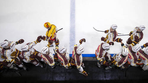 PostFinance Topscorer Markus Granlund (GSHC), oben links, holt sich die Gratulationen an der Bande nach seinem Tor zum 1:4 im Qualifiaktionsspiel der Eishockey National League zwischen dem HC Ajoie und dem Geneve-Servette HC in der Raiffeisen Arena in Porrentruy, am Samstag, 7. Maerz 2026. (PostFinance/KEYSTONE/Georgios Kefalas)