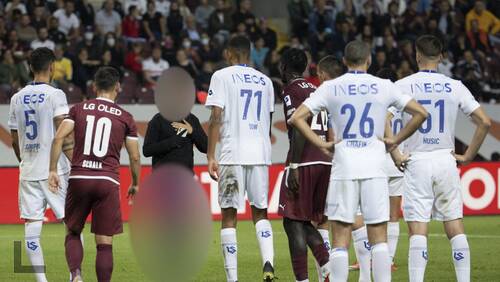 Irruption d'un garçon sur le terrain
