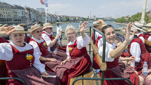 Fête fédérale de yodel: un cortège à travers Bâle sous la canicule