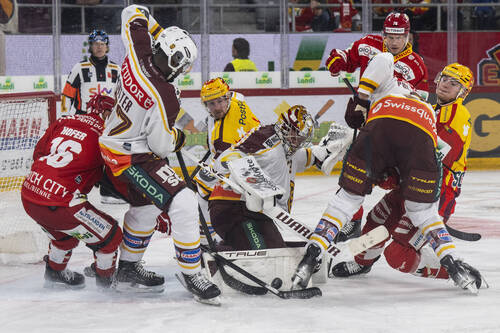 Viel Verkehr vor dem Genfer Tor im Spiel der Eishockey National League zwischen EHC Biel-Bienne, EHCB, und Geneve-Servette HC, GSHC, vom Sonntag, 5. Oktober 2025 in Tissot Arena in Biel. (KEYSTONE/Peter Schneider)