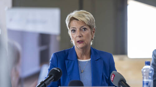 Karin Keller-Sutter sceptique face à la proposition de commission