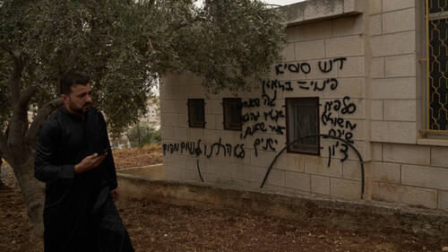 Une mosquée incendiée et taguée par des colons israéliens