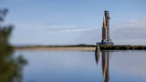 Nasa: sortie de la fusée lunaire en amont du lancement d'Artémis 2