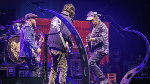 Neil Young réclame 10 millions de dollars à l'équipe Trump