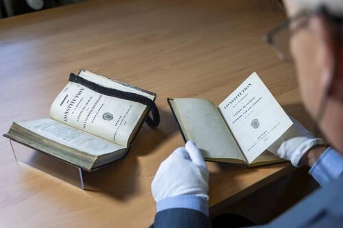 L'archiviste d'Etat et directeur des Archives d'Etat de Geneve Pierre Flueckiger consulte des documents du Grand Conseil genevois dans les locaux des archives d'Etat, ce mardi 25 aout 2026 a Geneve. Les 500 ans du Grand Conseil genevois donnent l'occasion de passer en revue des pepites qui ont jalonne son histoire. Du traite de combourgeoisie qui l'a lance en 1526 aux Constitutions en passant pe debat sur l'abolition de la peine de mort, voyage dans les documents preserves par les Archives de l'Etat. (KEYSTONE/Salvatore Di Nolfi)
