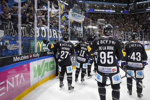 Die Fribourger feiern ihren Sieg mit den Fans nach dem Eishockey Meisterschaftsspiel der National League zwischen dem HC Fribourg-Gotteron und dem HC Ajoie, am Donnerstag, 8. Oktober 2026 in der BCF-Arena in Fribourg. (KEYSTONE/Peter Klaunzer)