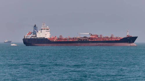 Iran: un pétrolier percute une mine et prend feu à Ormuz