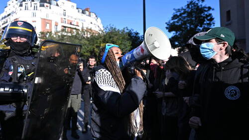 Les cours reprennent en France, mais des blocages subsistent
