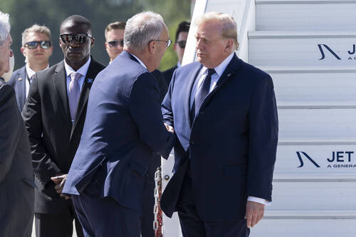 Swiss Federal President Guy Parmelin, left, welcomes US President Donald Trump, right, after Trump disembarked from Air Force One at Geneva Airport prior the G7 summit in nearby Evian (France), in Geneva, Switzerland, Monday, June 15, 2026. (KEYSTONE POOL/Martial Trezzini)