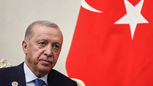 Turquie: l'opposition dénonce les "traîtres" ralliant Erdogan